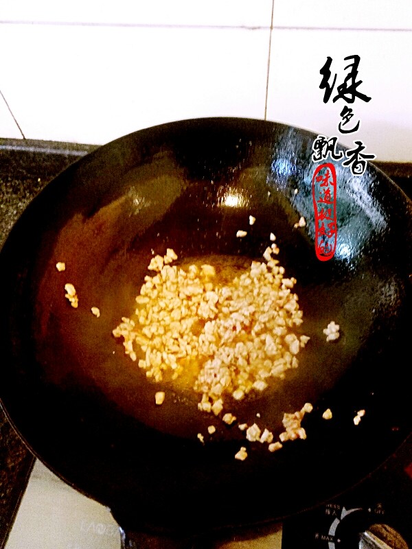 鱼香茄子龙,留少许底油,放入肉末,煸炒至肉末发白