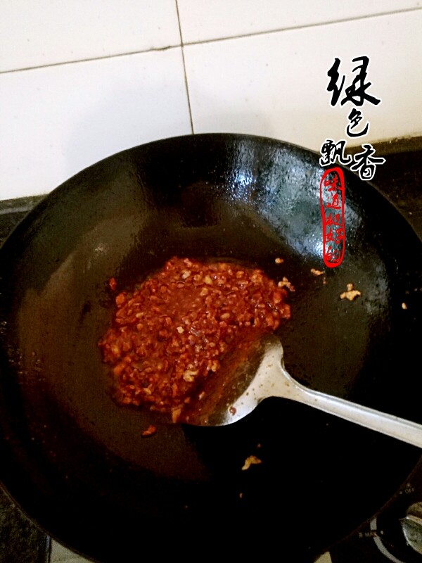 鱼香茄子龙,加入葱姜蒜末,继续煸炒