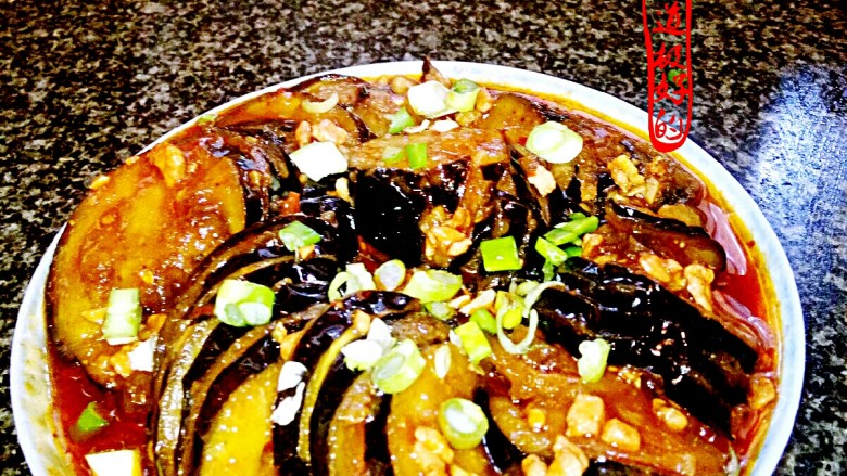 鱼香茄子龙,洒上小香葱碎,美味的鱼香茄子龙出锅了!大家快来品尝吧!