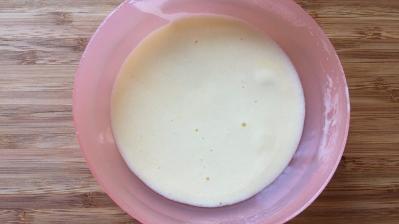 棉花奶油杯子蛋糕,取一大勺蛋糕湖加入到混合液中,拌匀