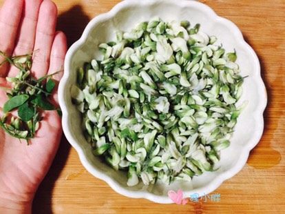 槐花蛋饼,摘减掉槐花叶子和茎。洗干净控水待用