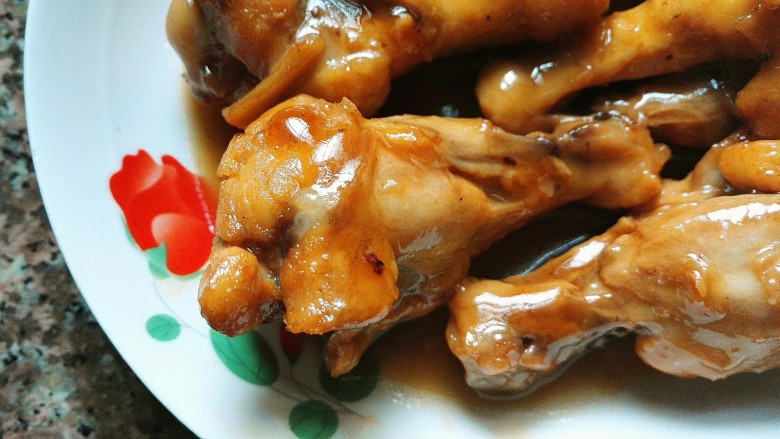 芬达翅根,1.热锅,倒油。油冒烟后,倒入冷却的翅根。翻炒,至表面焦黄。2.倒入芬达,翻炒。3. 盖锅盖,中火,等待煮开。4.煮开后,加入少许蒜苗。翻炒。5.出锅,装盘。
