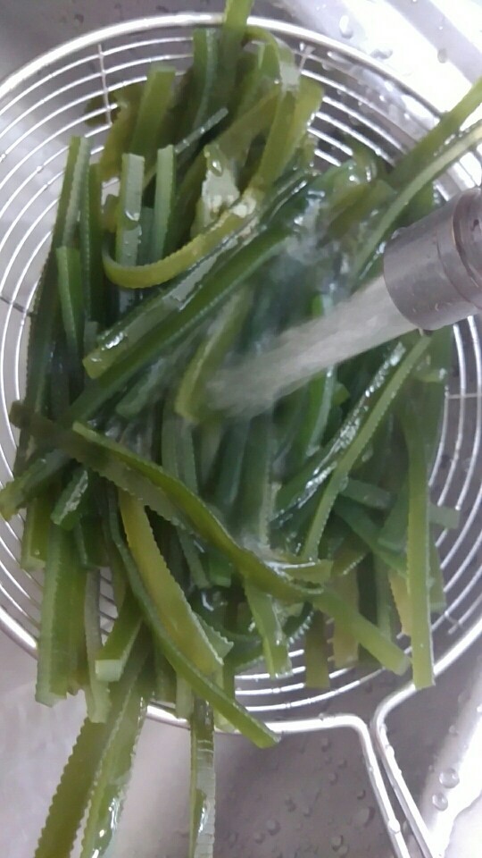 酸辣凉拌海带丝,海带捞起冲一下冷水,装碟子摊开,放冰箱10分钟。(这时我们可准备其它辅料)