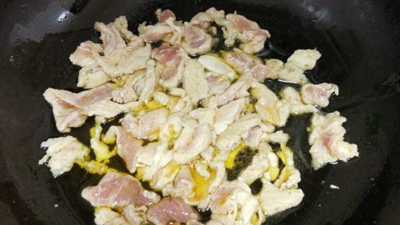 锅巴肉片,锅内放油适量,五成热时加入肉片,肉片变色就捞起备用。