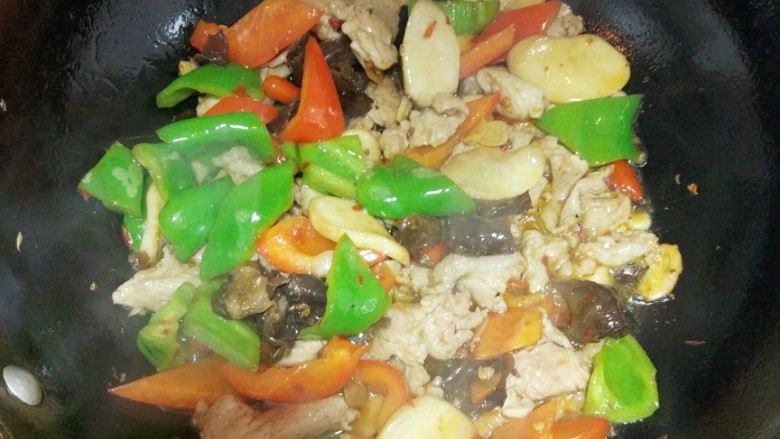 锅巴肉片,加入肉片和调好的汁继续翻炒,加入大葱和<a style='color:red;display:inline-block;' href='/shicai/ 717'>味精</a>炒匀,勾薄芡