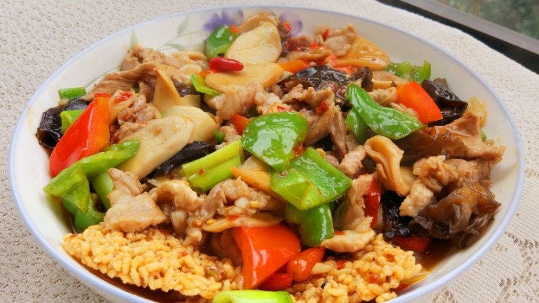 锅巴肉片,浇一勺沸油在锅巴上面,然后把炒好的肉片浇在锅巴上面,呲的一声,锅巴肉片就完成了。