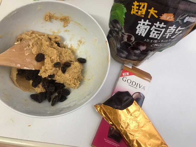 美式巧克力豆豆軟餅乾🍪,倒入葡萄乾 拌勻