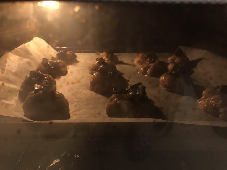 美式巧克力豆豆軟餅乾🍪,抓出一球一球的擺在烤盤上(不要離太近，因為烘烤後體積會變大），將巧克力插在麵團上
烤箱轉至190度15分鐘