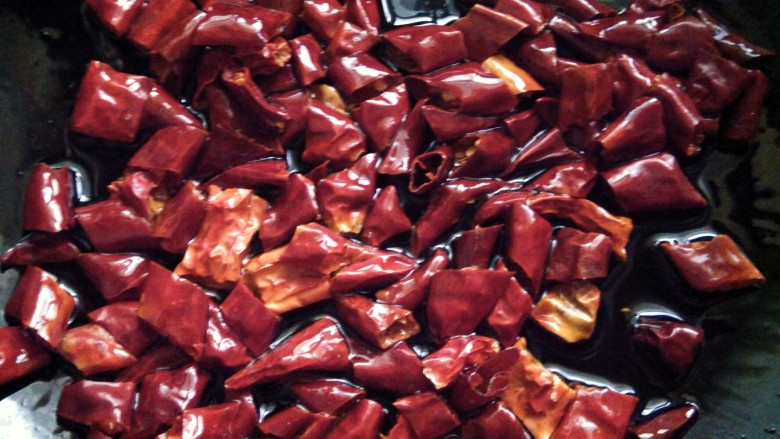 香辣牛肠,干辣片剪成小节。
开火热油,油6成热倒入<a style='color:red;display:inline-block;' href='/shicai/ 134659'>花椒粒</a>,掌握火候,花椒暴香即可铲出。关火倒入备好的干辣片。