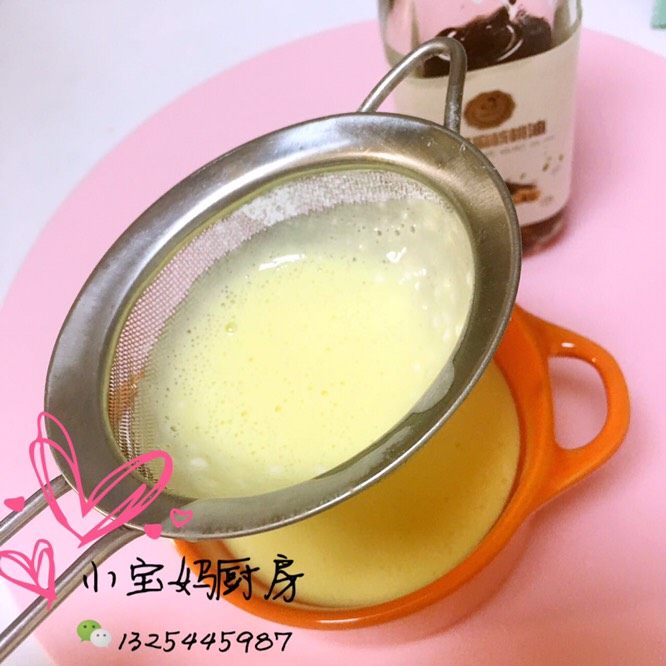 酸奶蒸糕,搅拌好的面糊过筛到蒸碗中盖好盖子、