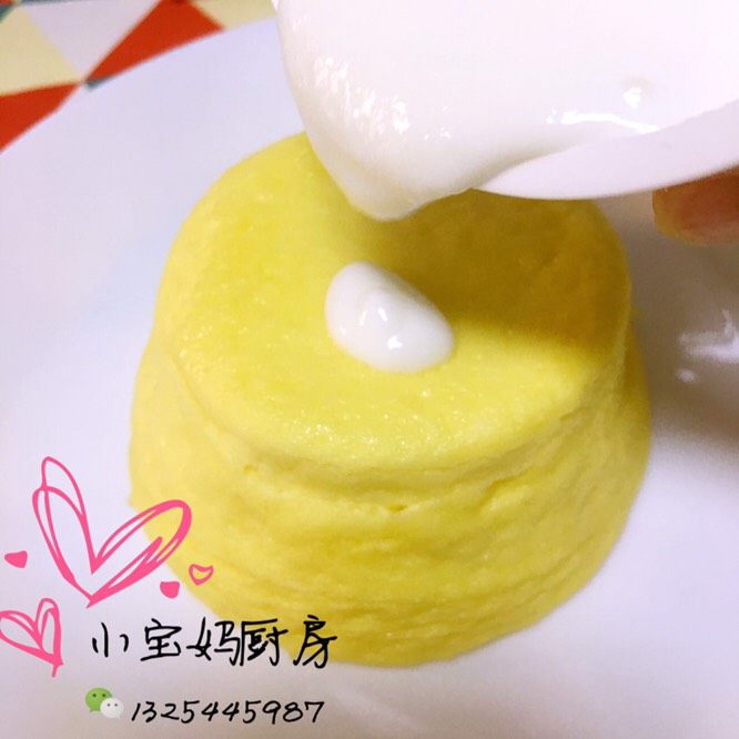 酸奶蒸糕,蒸好的蒸糕倒扣盘中倒上酸奶