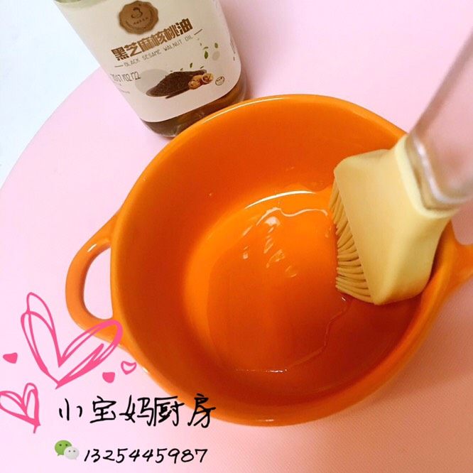 酸奶蒸糕,碗中刷少许油