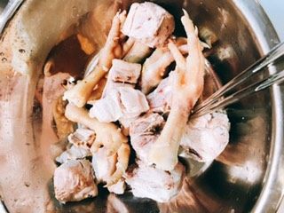 苦瓜黄豆猪骨鸡脚汤,尽量撇开葱姜蒜末,捞出鸡脚和猪骨做准备