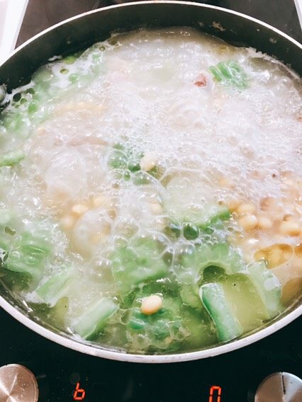 苦瓜黄豆猪骨鸡脚汤,盖上锅盖,大火煮沸至开锅