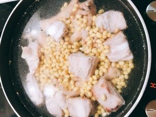 苦瓜黄豆猪骨鸡脚汤,将锅中加入清水,同时放入黄豆,鸡脚和猪骨