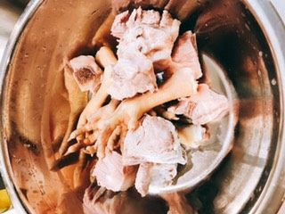 苦瓜黄豆猪骨鸡脚汤,将鸡脚和猪骨放入开水中焯一下去血水,为了去腥,可以在水中加入两三片<a style='color:red;display:inline-block;' href='/shicai/ 37'>姜</a>