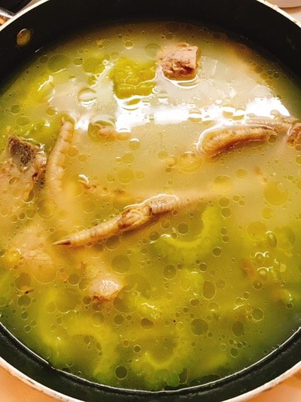 苦瓜黄豆猪骨鸡脚汤,转至小火,慢慢熬煮20分钟
