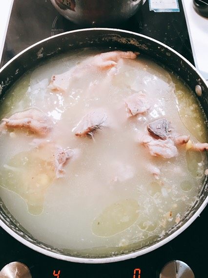 苦瓜黄豆猪骨鸡脚汤,转为小火,开始慢慢炖,约105分钟