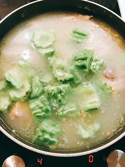 苦瓜黄豆猪骨鸡脚汤,待105分钟后,向锅中加入苦瓜