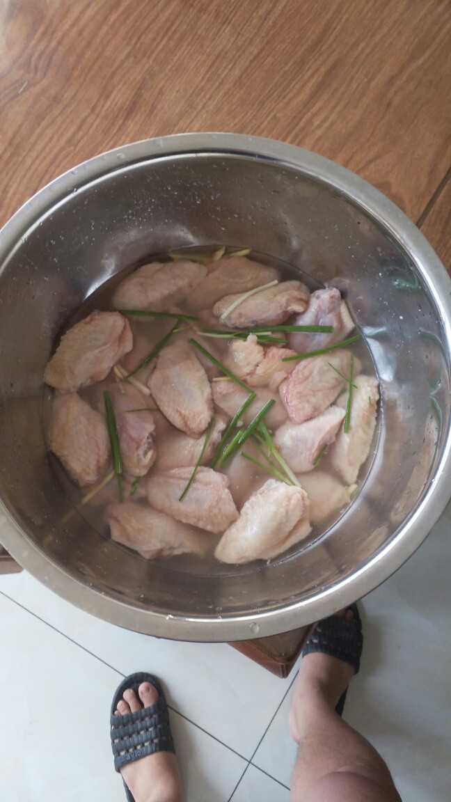 美味烤鸡翅,腌制:加水盖过鸡翅,姜丝,葱段,少许盐。这个腌制步骤不是为了进味,而是为了去腥,去血水。还有加白醋5g,为了软化鸡翅,烤出来更嫩,腌制30分钟捞出洗净。