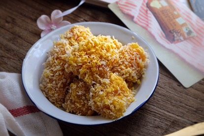 快手免炸的 酥脆辣子鸡,粘好后放入烤箱190度烤15分钟
(粘好后是这样 金黄中带着点点白色的面包糠 )