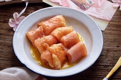 快手免炸的 酥脆辣子鸡,撒7下胡椒粉 放半勺料酒、生抽、半小勺盐 一点鸡蛋液 腌制一会
(腌制是为了让肉入味 不腌也行 腌的时间随意 我腌了20分钟)
