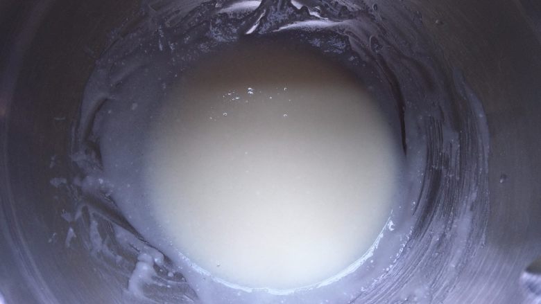 肉松坚果酥,玉米油中加入糖粉,搅拌至糖粉融化,状态变白
