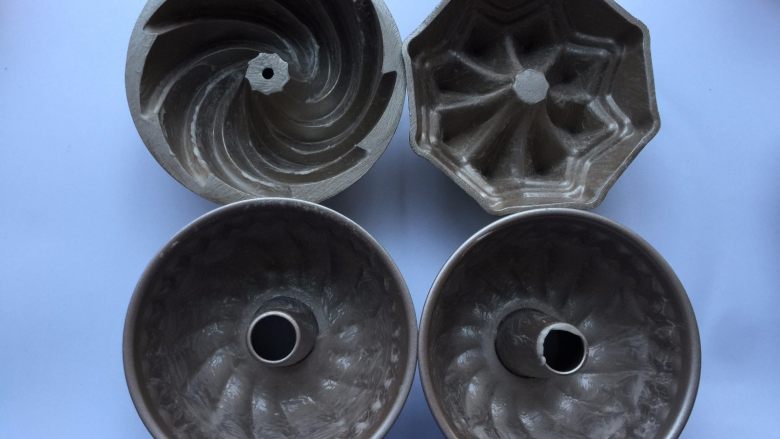 凹型海绵蛋糕,10克黄油隔水融化,用毛刷蘸黄油刷模具