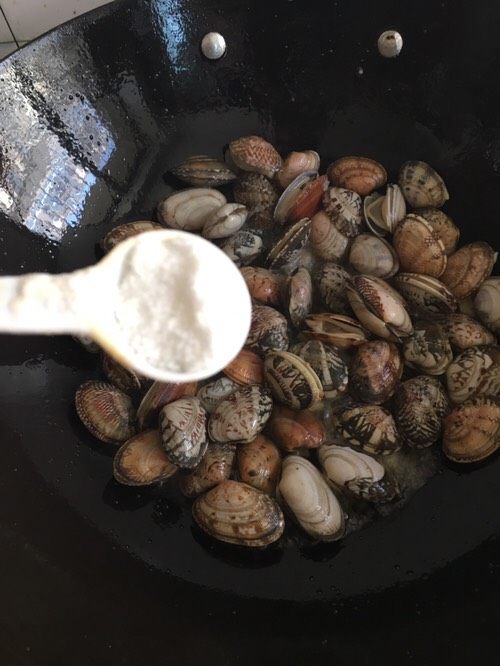 辣炒花蛤,加入少许的盐