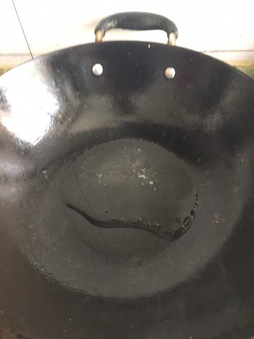 辣炒花蛤,锅里加少许油，烧热