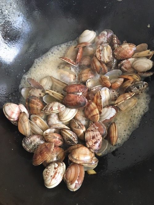 辣炒花蛤,继续翻炒，花蛤张开嘴巴