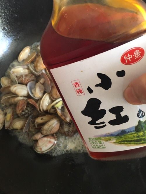 辣炒花蛤,倒入小红油也就是辣椒油