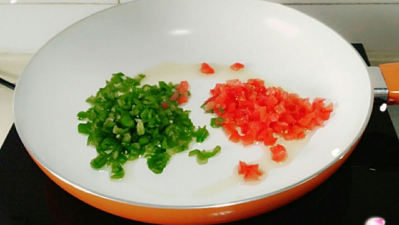 意大利空心面,不粘锅倒入<a style='color:red;display:inline-block;' href='/shicai/ 851'>橄榄油</a>，放入切碎的食材。