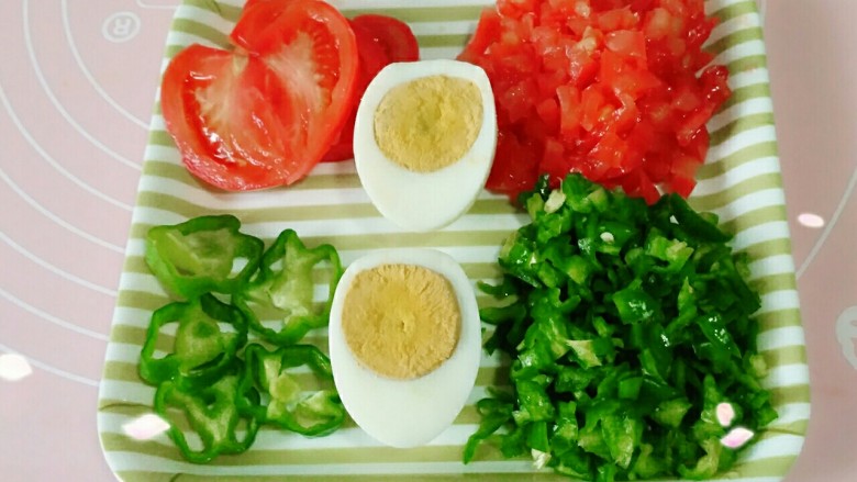 意大利空心面,煮空心面的时候，洗净、切好食材。