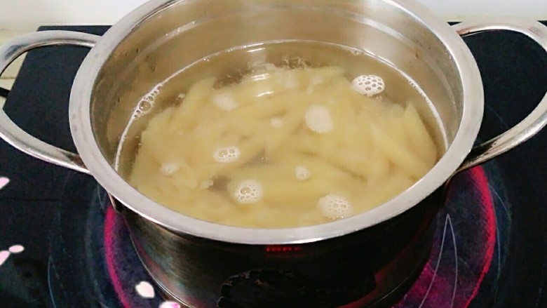 意大利空心面,先煮空心面，煮熟。我煮了12分钟，关火，盖好盖子焖一会。