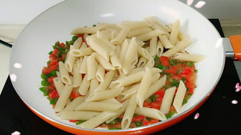 意大利空心面,翻炒几下，放入沥干水分的空心面。