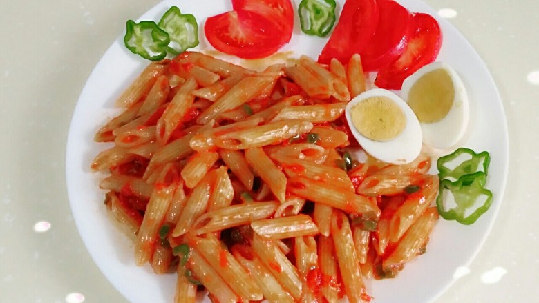 意大利空心面,装盘，摆上鸡蛋、<a style='color:red;display:inline-block;' href='/shicai/ 3551'>西红柿</a>、<a style='color:red;display:inline-block;' href='/shicai/ 61'>青椒</a>，完成！