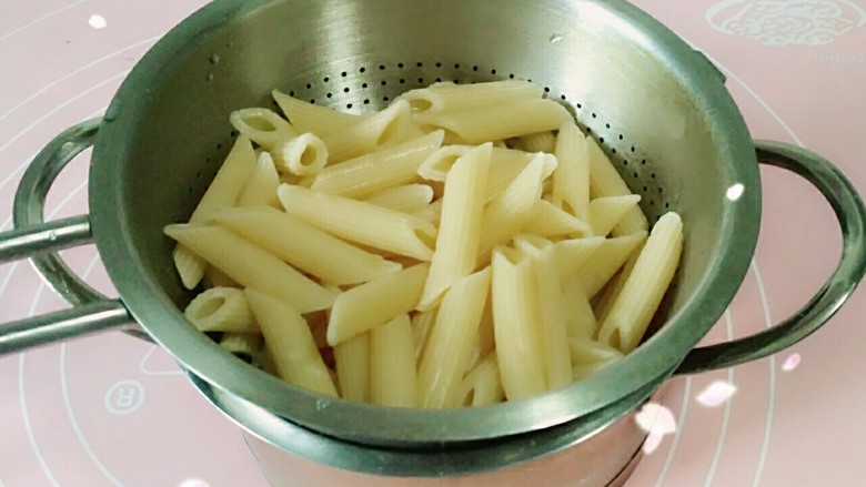 意大利空心面,空心面煮好，过清水，沥干水分。