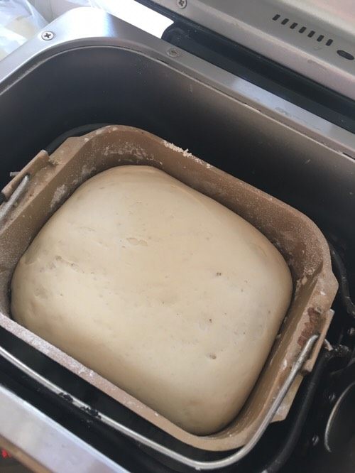 毛毛虫夹心肉松面包,加入黄油再搅拌一个程序后,发酵