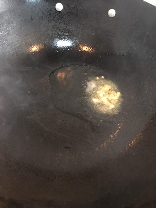 爆炒黄瓜蛤肉,锅里当少许油,烧热,加蒜末爆锅