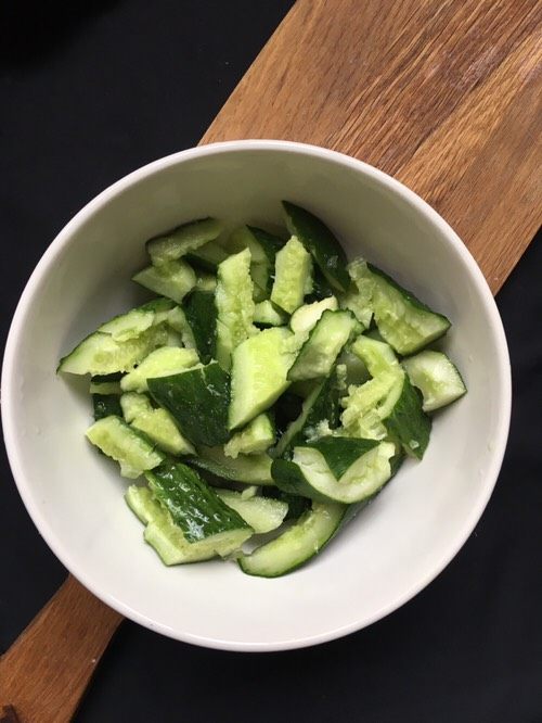 爆炒黄瓜蛤肉,拍好,切块