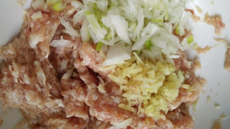 四喜蒸饺,200克绞肉加入一个鸡蛋加盐,味精13香,胡椒粉,酱油搅拌均匀加葱姜末即可
