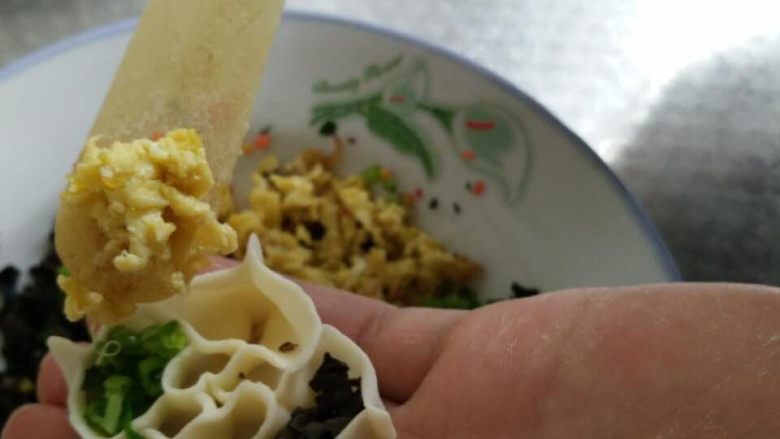 四喜蒸饺,放入青菜,鸡蛋,胡萝卜,木耳。