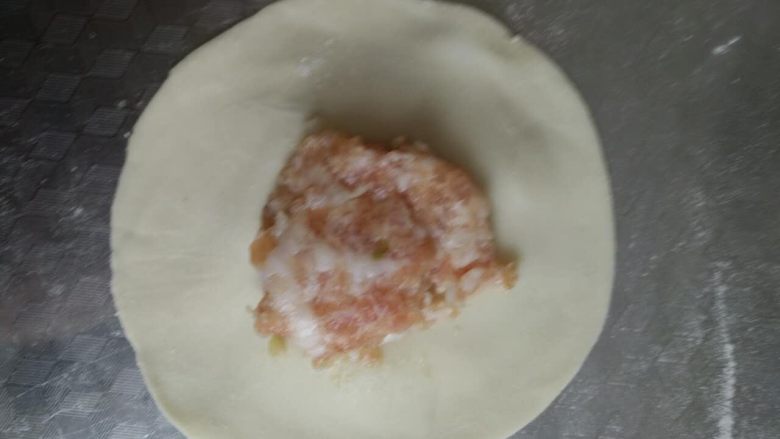 四喜蒸饺,擀成饺子皮,放入拌好的肉馅