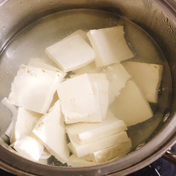 韩式香煎豆腐,用盐水煮豆腐,去腥味