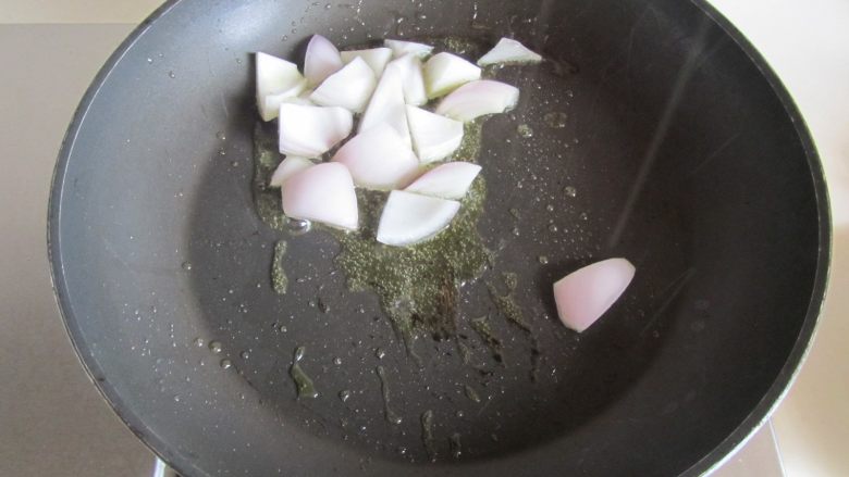 咖喱鸡片菜花,烧热锅, 加入适量的油, 放入<a style='color:red;display:inline-block;' href='/shicai/ 29'>洋葱</a>翻炒;