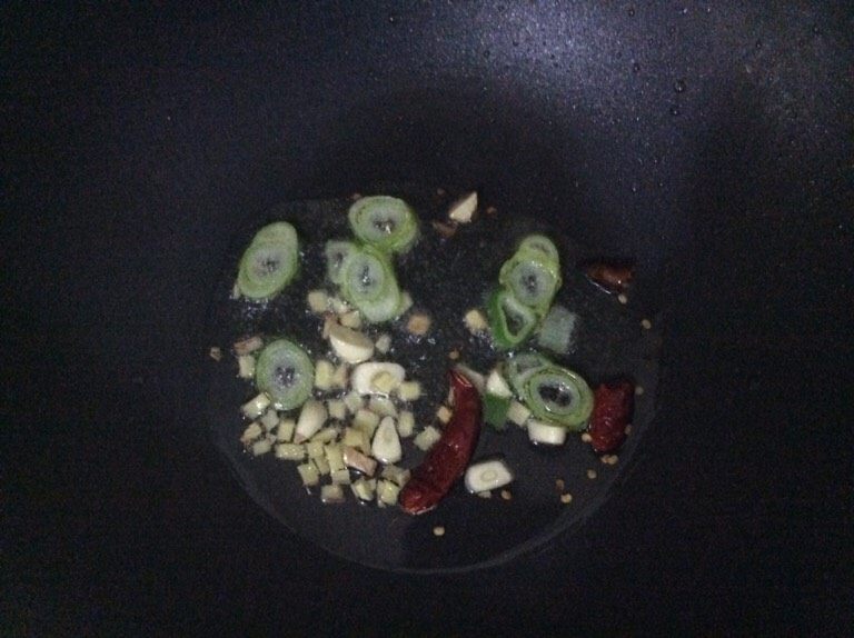 酸辣鸡胗,放比平时炒菜稍多点油,爆香葱姜蒜大料辣椒(我怕不辣,又加了个辣椒)