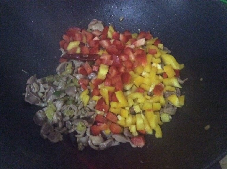 酸辣鸡胗,最后加入彩椒丁,倒入水淀粉,翻炒收汁,加盐,出锅