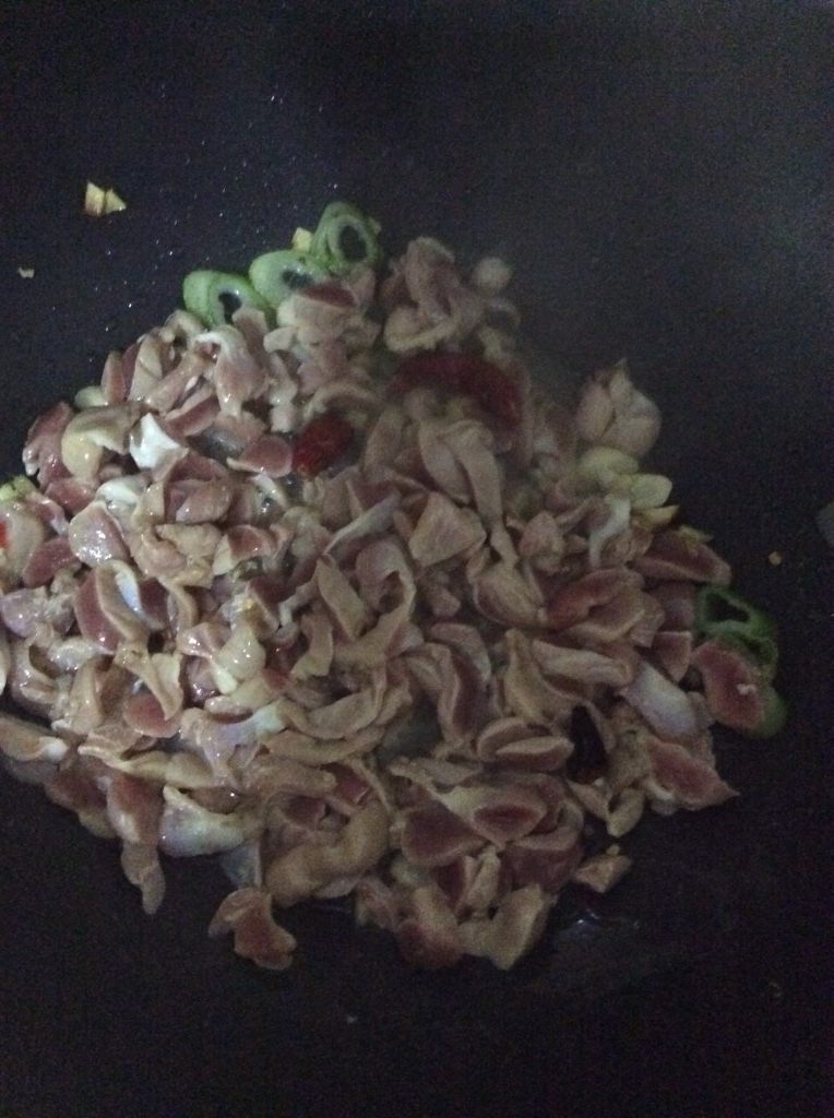 酸辣鸡胗,鸡胗倒入,爆炒