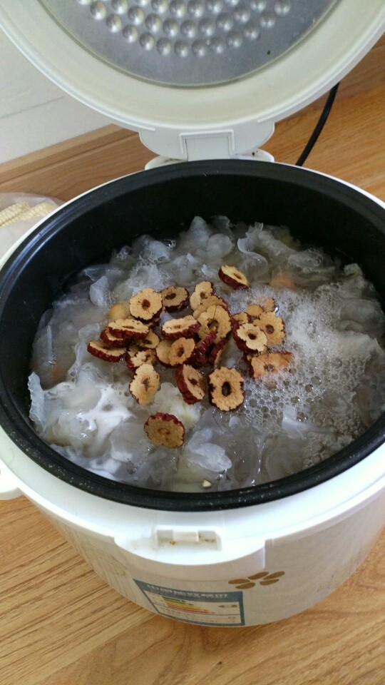 电饭锅之银耳莲子羹,先把莲子和银耳加水煮开，我的电饭锅比较low，煮开后就得开着盖煮，已经溢出来一次了。最后加<a style='color:red;display:inline-block;' href='/shicai/ 107311'>红枣片</a>和<a style='color:red;display:inline-block;' href='/shicai/ 866'>冰糖</a>，煮出胶质，然后盖上盖子调保温功能闷个半小时吧